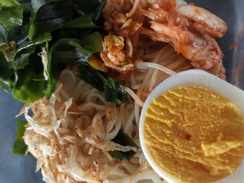 茹で卵とキムチとわかめと素干しエビの韓国冷麺